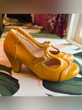 Retro Yellow Leather MaryJane Pumps by Dolce Nome, size 5